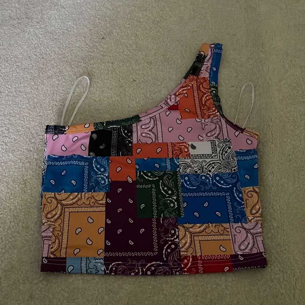 One shoulder bandanna print crop top